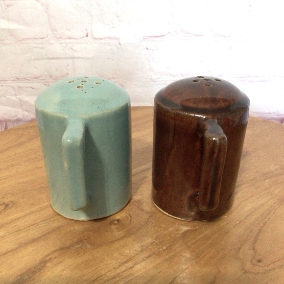 Vintage Red Wing Provincial Oomph Handled Salt and Pepper Shaker Pair - Picture 4 of 6